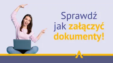 Uśmiechnięta kobieta z laptopem na kolanach wskazuje na tekst: Sprawdź, jak załączyć dokumenty!