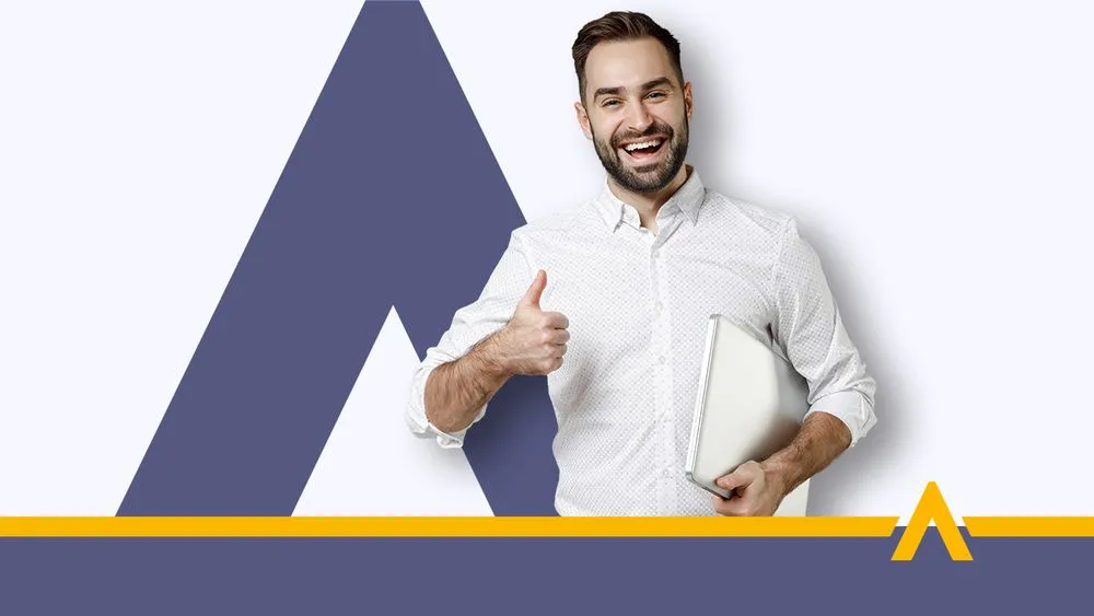 Uśmiechnięty mężczyzna z laptopem w ręku pokazujący kciuk w górę na tle graficznego symbolu