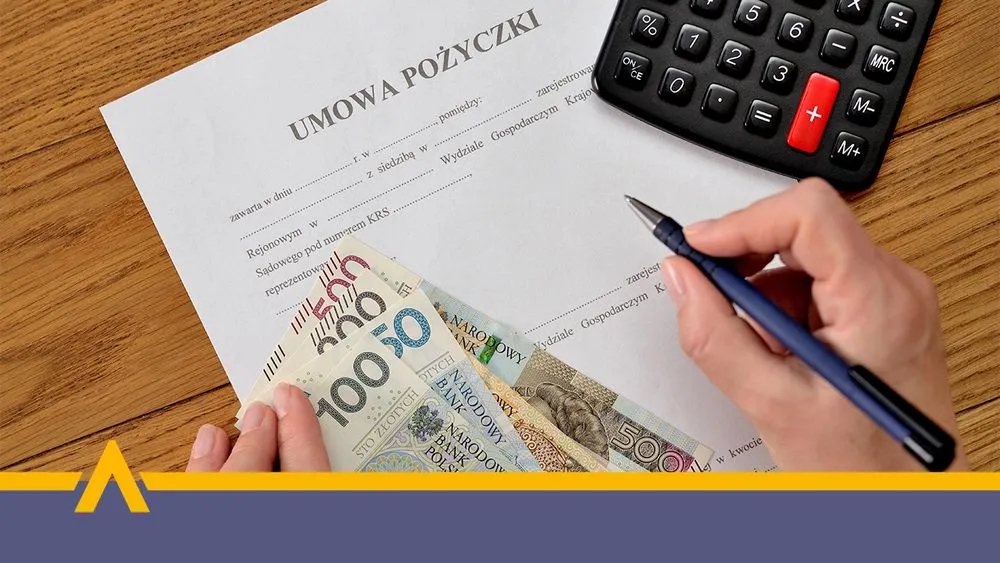 Ręce osoby podpisującej umowę pożyczki z kalkulatorem i gotówką na stole