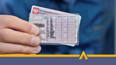 Osoba prezentująca polskie prawo jazdy z widocznymi kategoriami